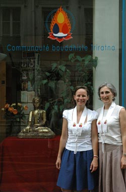 Manibhadri et Vassika devant le centre bouddhiste Triratna de Paris